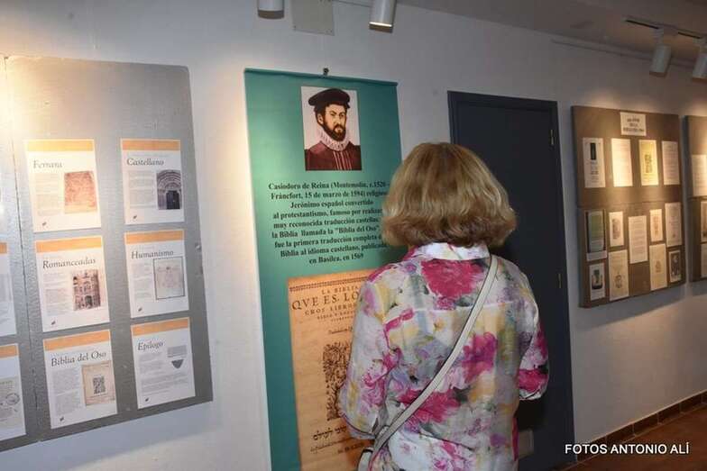 La exposición se inauguró este lunes en el Teatro Municipal Juan Ramón Jiménez (Foto Antonio Alí)